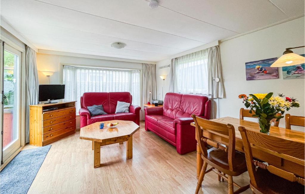 Beautiful Home In Tzummarum With 2 Bedrooms, Outdoor Swimming Pool And Wifi photo 3