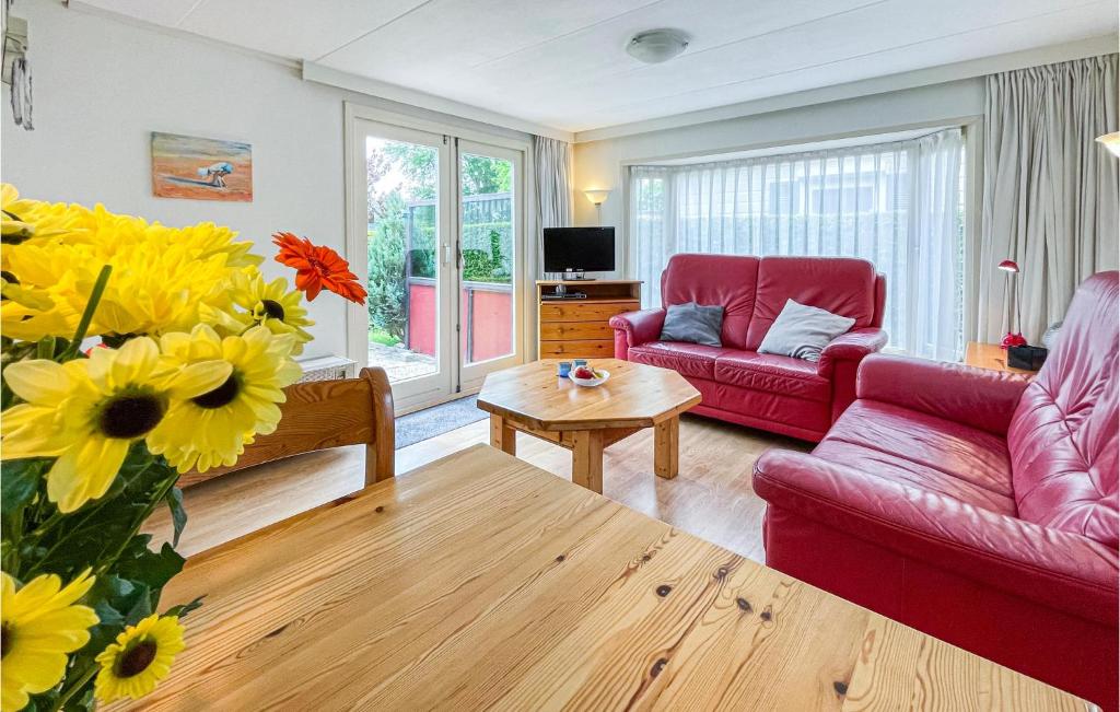 Beautiful Home In Tzummarum With 2 Bedrooms, Outdoor Swimming Pool And Wifi photo 4