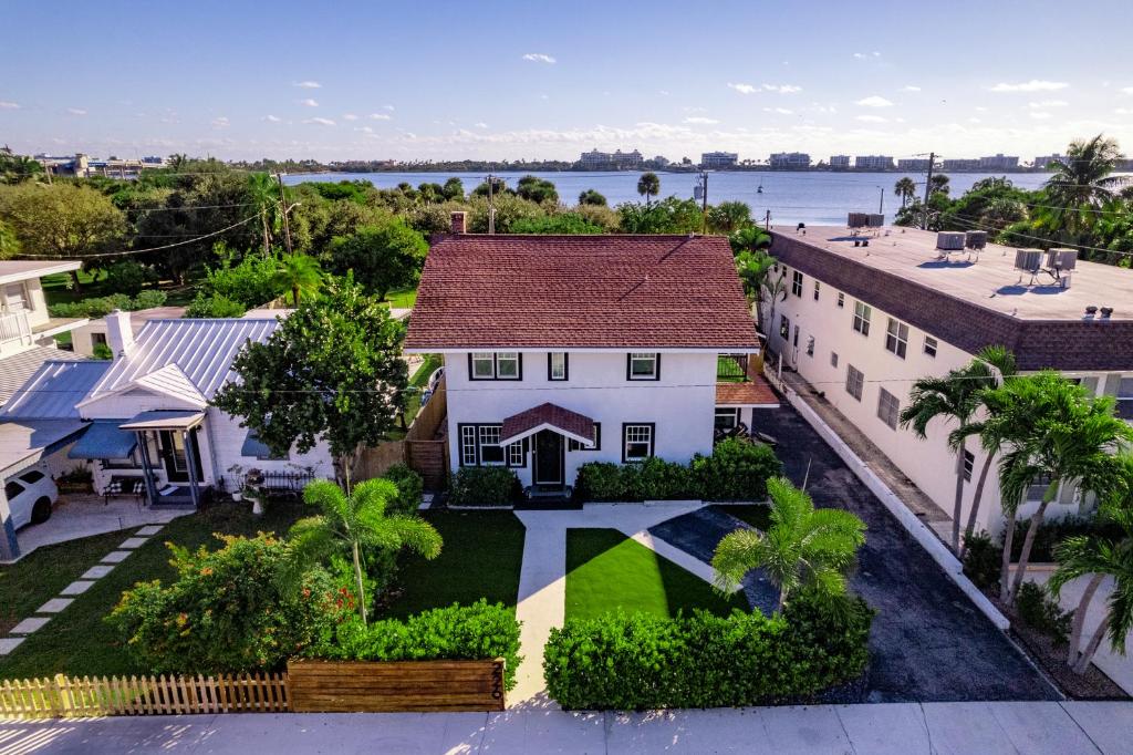 Historic Waterfront estate With Yard & Modern Kitchen image