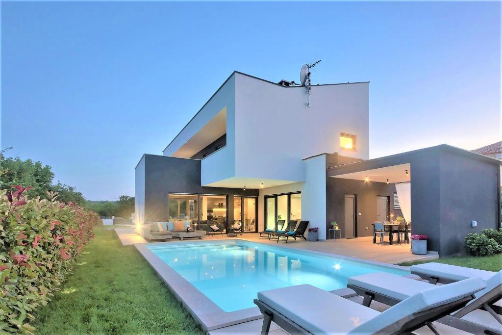 Villa Hedone with heated pool, welness and playground photo 1