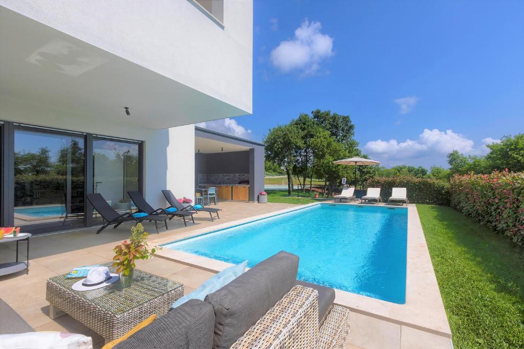Villa Hedone with heated pool, welness and playground