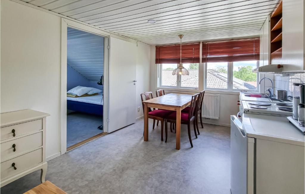 Nice Apartment In Gullspng With Wifi And 1 Bedrooms photo 4