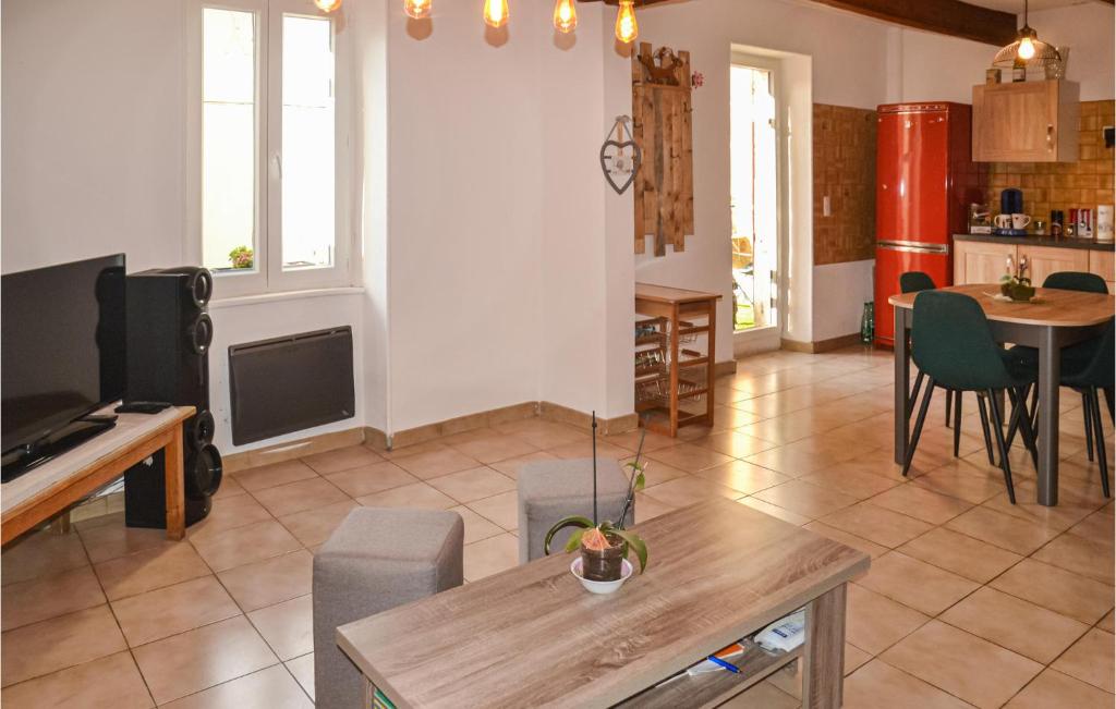 Awesome Apartment In Saint Chinian With 2 Bedrooms And Wifi photo 3