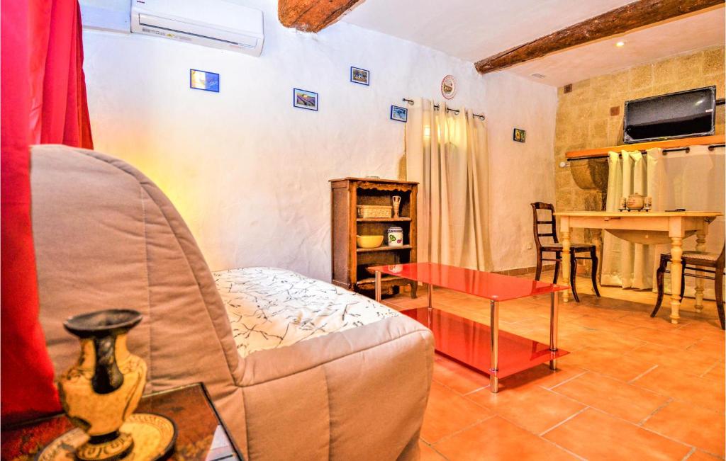 Stunning Apartment In Remoulins With Wifi photo 3