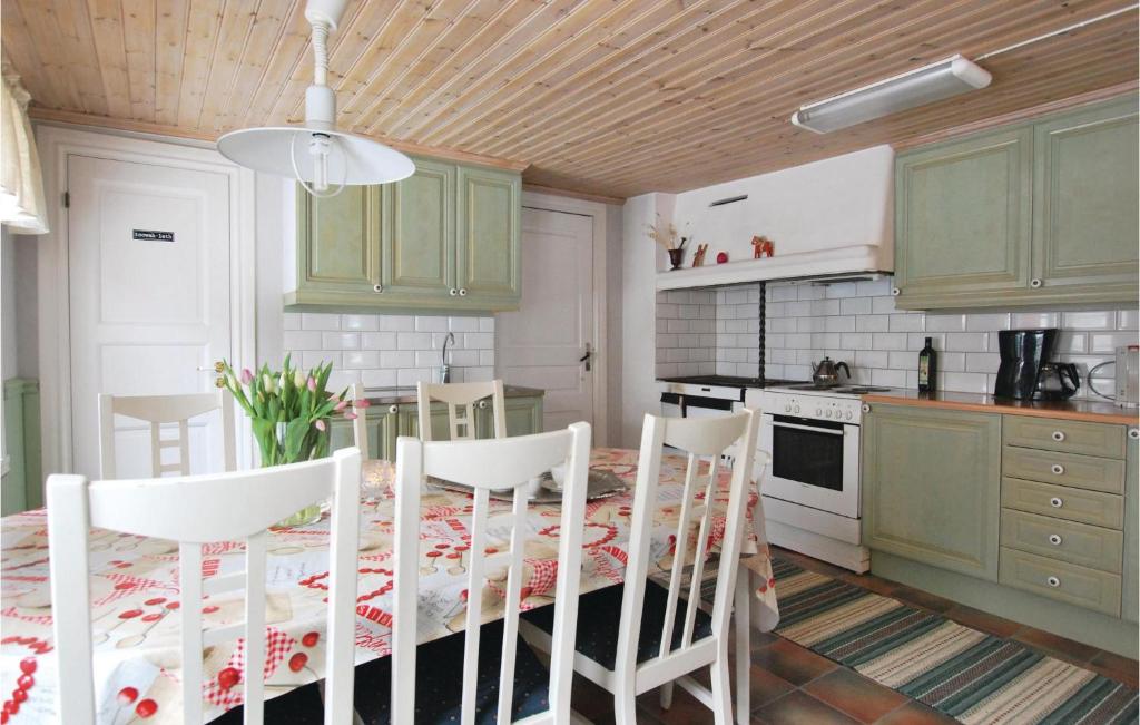 Awesome Home In Virserum With 4 Bedrooms photo 4