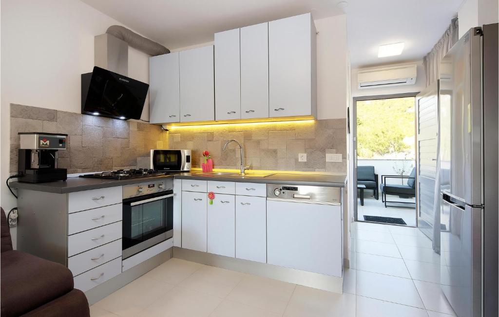 Awesome Apartment In Stinica With 1 Bedrooms And Wifi photo 3