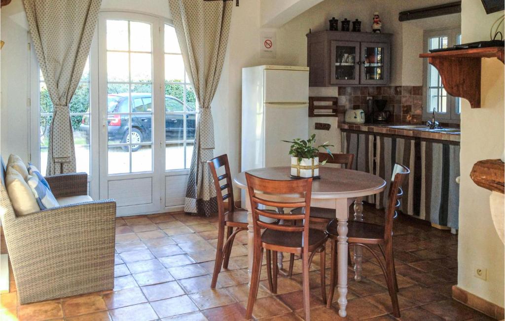 Beautiful Home In Roussillon With Outdoor Swimming Pool, Wifi And 2 Bedrooms photo 2