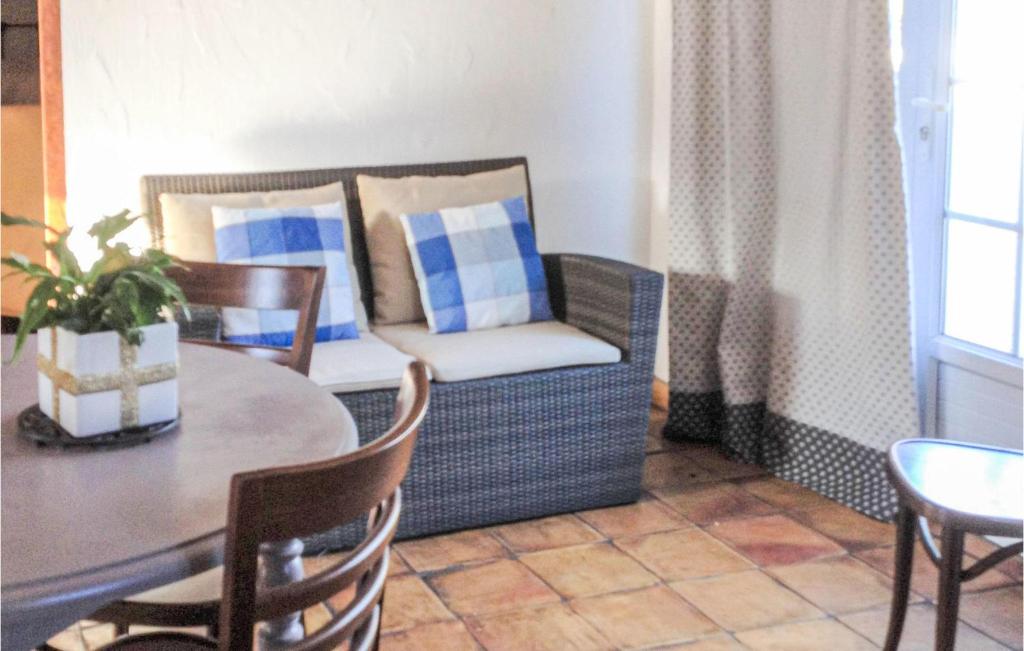 Beautiful Home In Roussillon With Outdoor Swimming Pool, Wifi And 2 Bedrooms photo 4