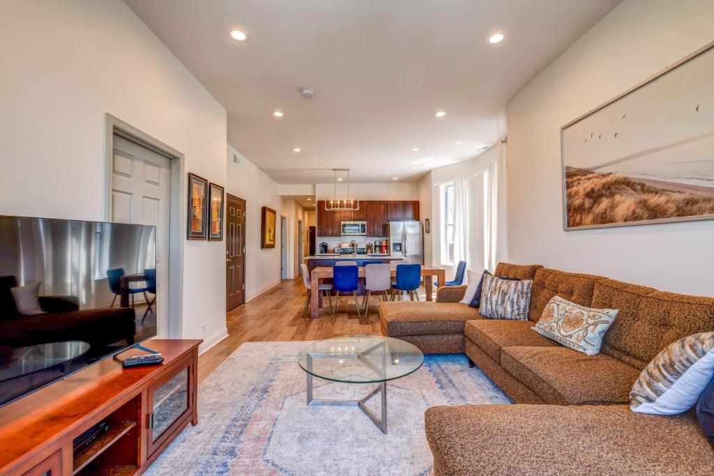 Spacious 5-BR Apt next to transit Free Parking image