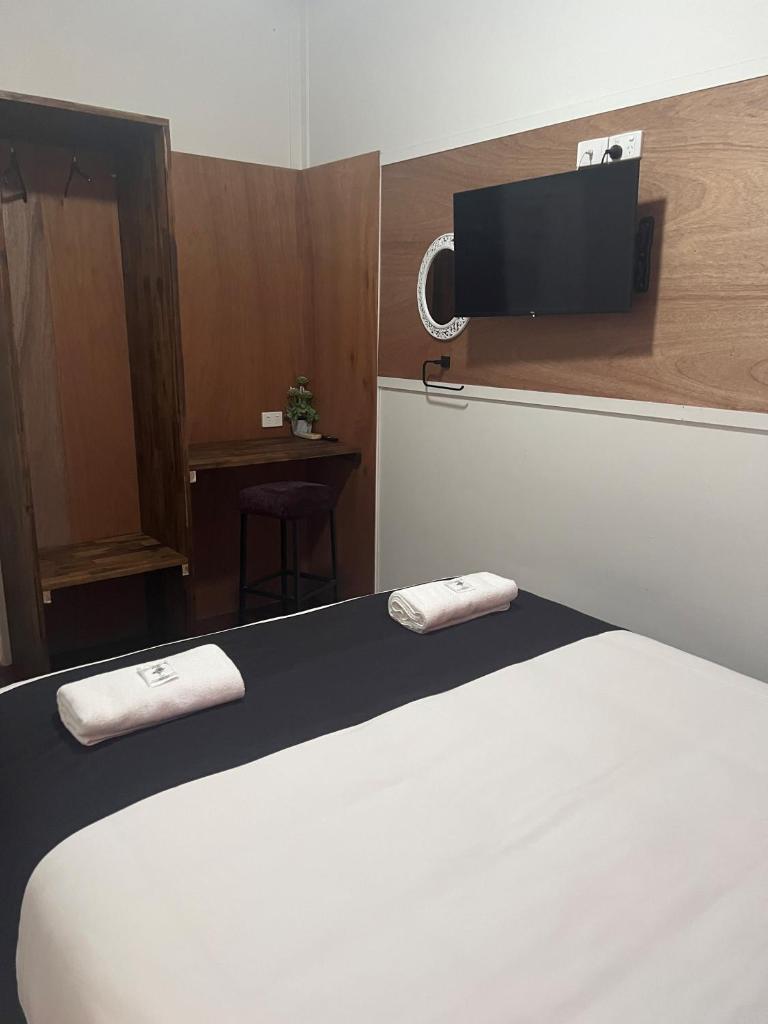 Gin Gin Budget Accommodation - Tap to explore photos