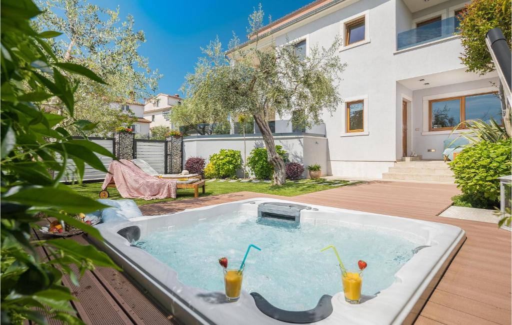 Stunning Home In Rovinj With 2 Bedrooms, Jacuzzi And Wifi