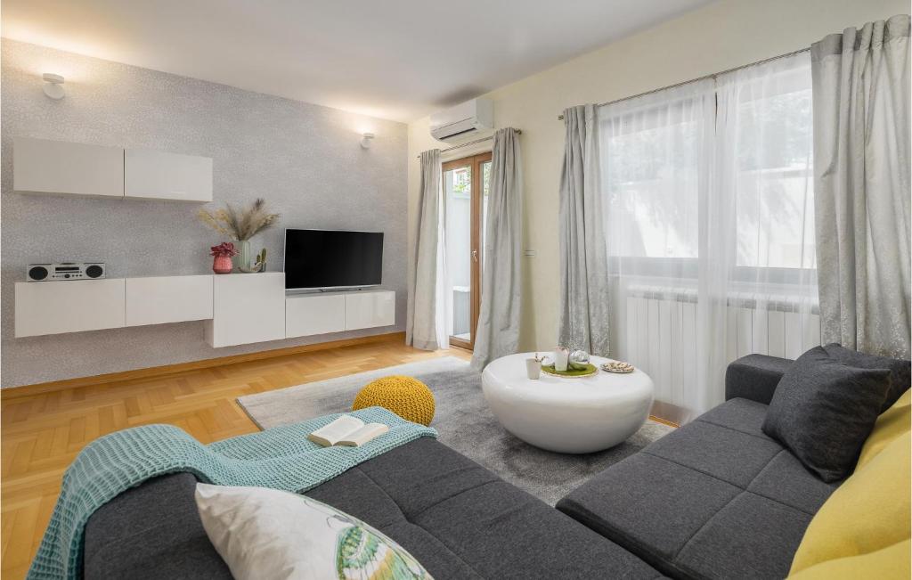 Stunning Home In Rovinj With 2 Bedrooms, Jacuzzi And Wifi photo 2