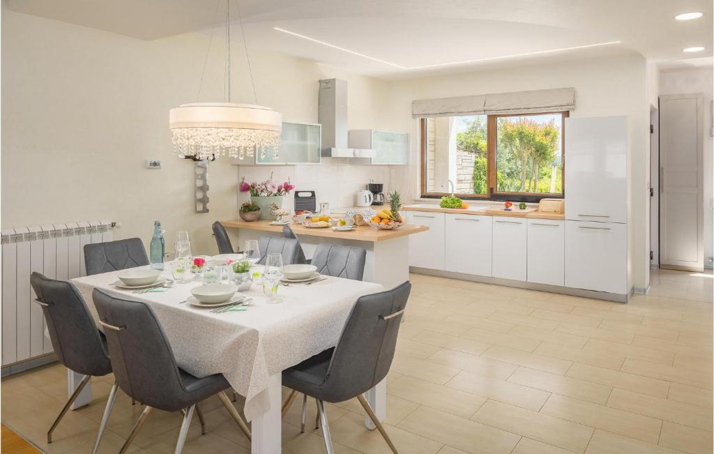 Stunning Home In Rovinj With 2 Bedrooms, Jacuzzi And Wifi photo 4
