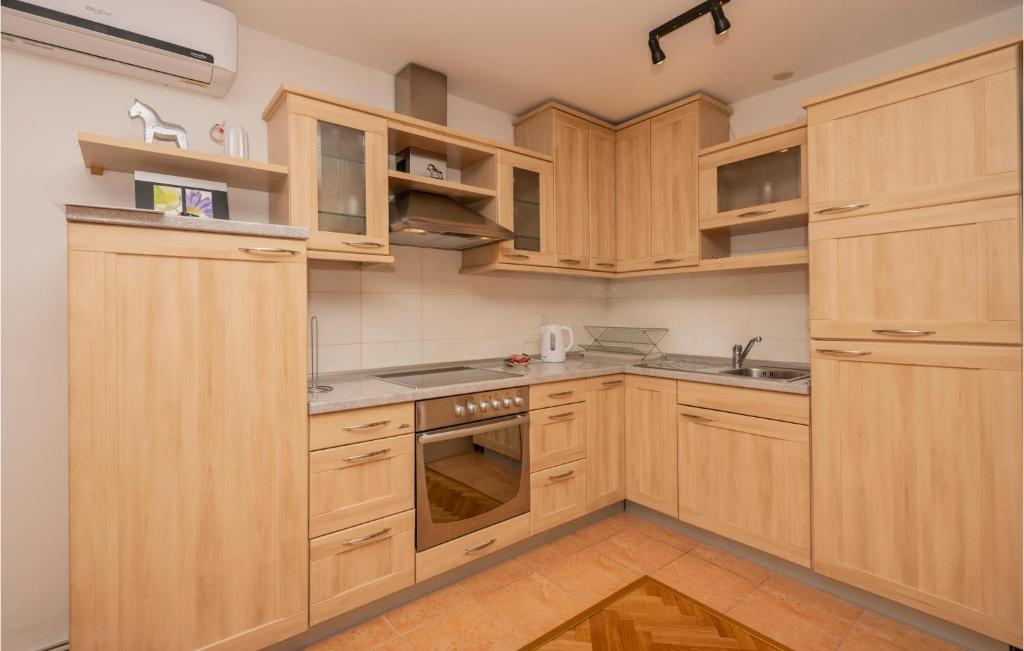 Awesome Apartment In Promajna With Wifi And 1 Bedrooms photo 4