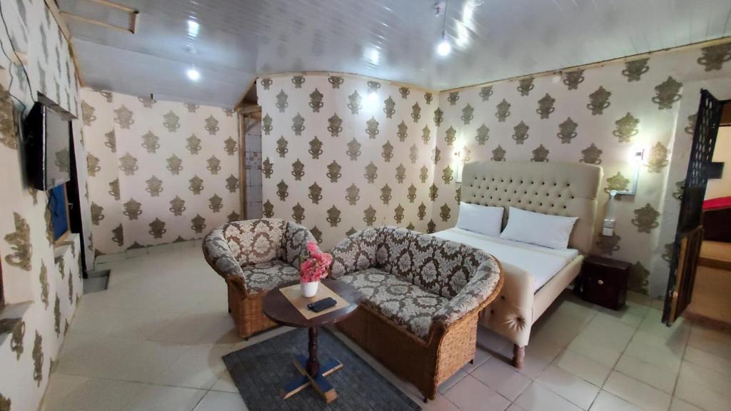 Lovely 4-Bed Villa Family oriented or a smallgroup photo 2