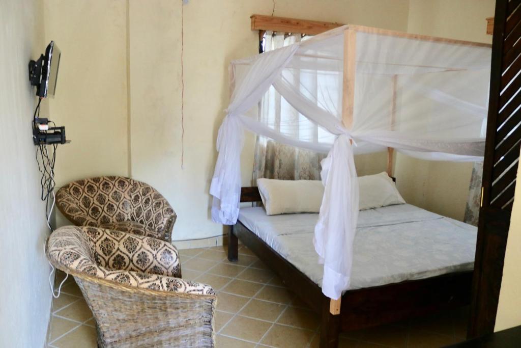 Lovely 4-Bed Villa Family oriented or a smallgroup photo 4