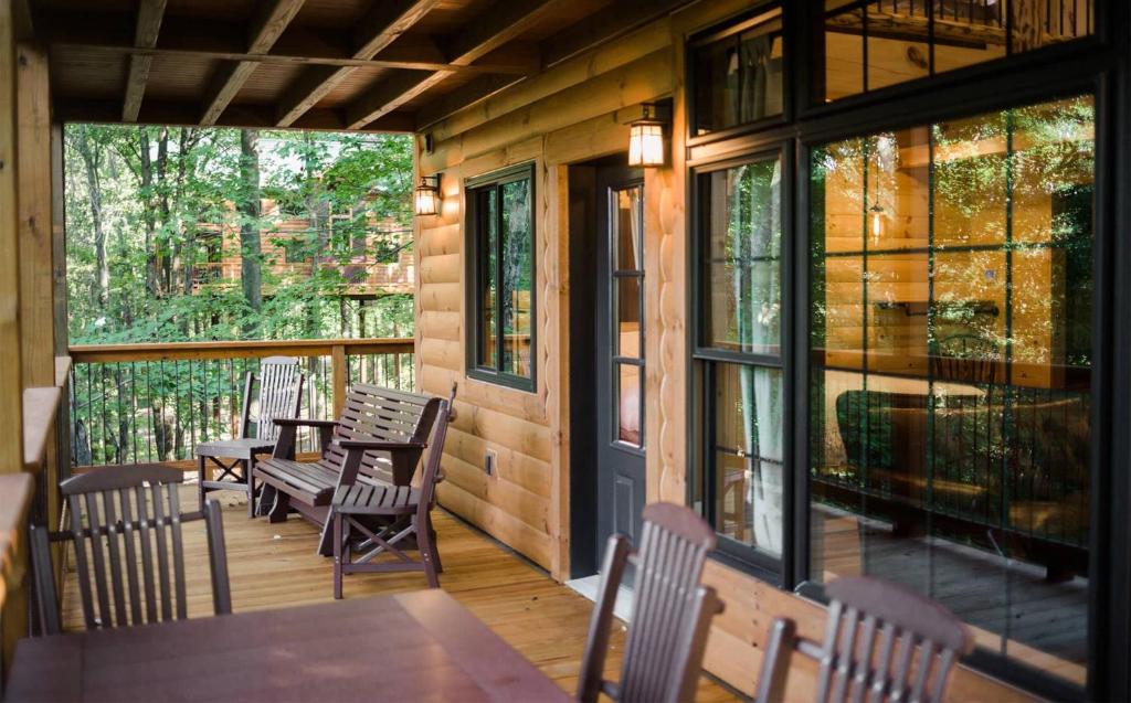 Skyview Treehouse by Amish Country Lodging photo 3