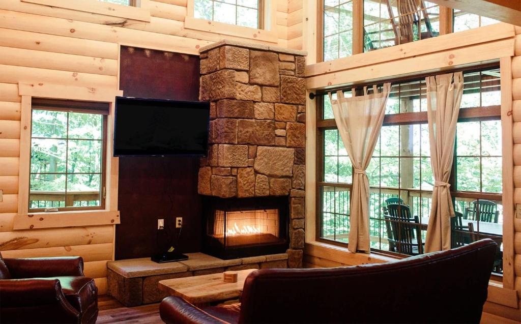 Skyview Treehouse by Amish Country Lodging photo 4