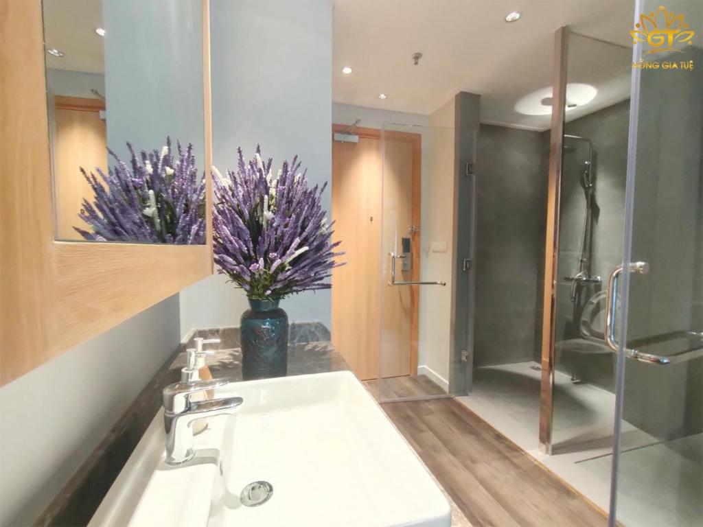 Hồng Gia Tuệ Lake View