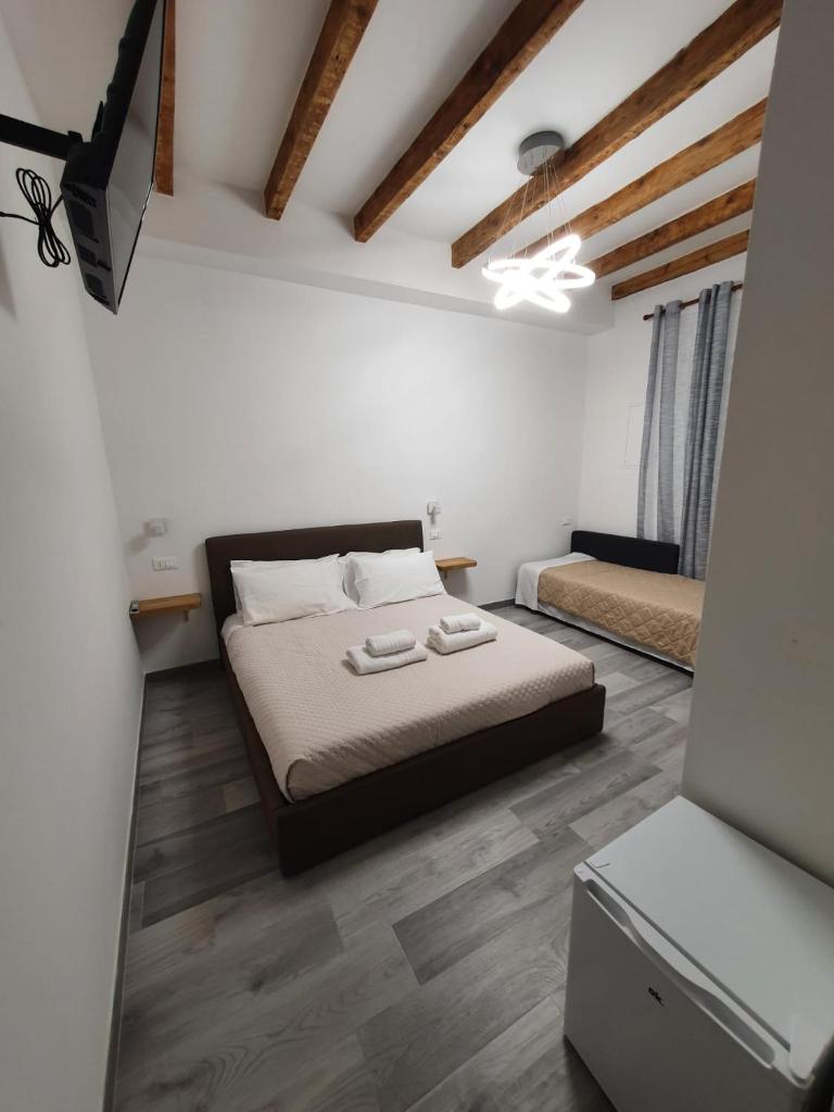 5 Terre Station Rooms - Tap to explore photos