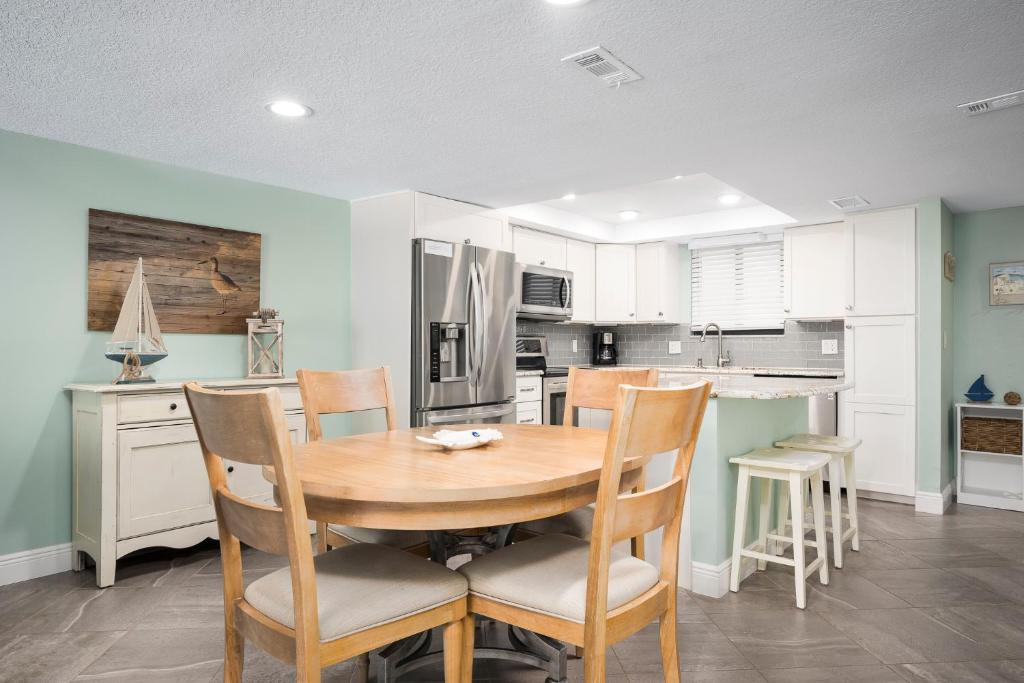 Sea Dancer 210, 2BR, Beach Front, Pool, Wi-Fi, Sleeps 6 photo 3