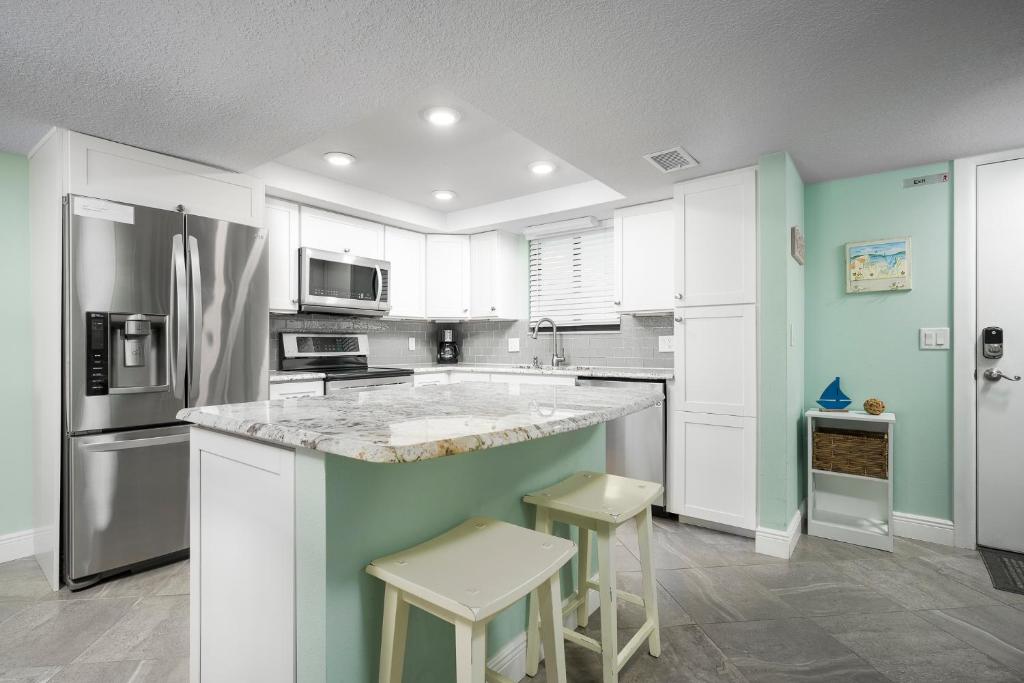 Sea Dancer 210, 2BR, Beach Front, Pool, Wi-Fi, Sleeps 6 photo 4