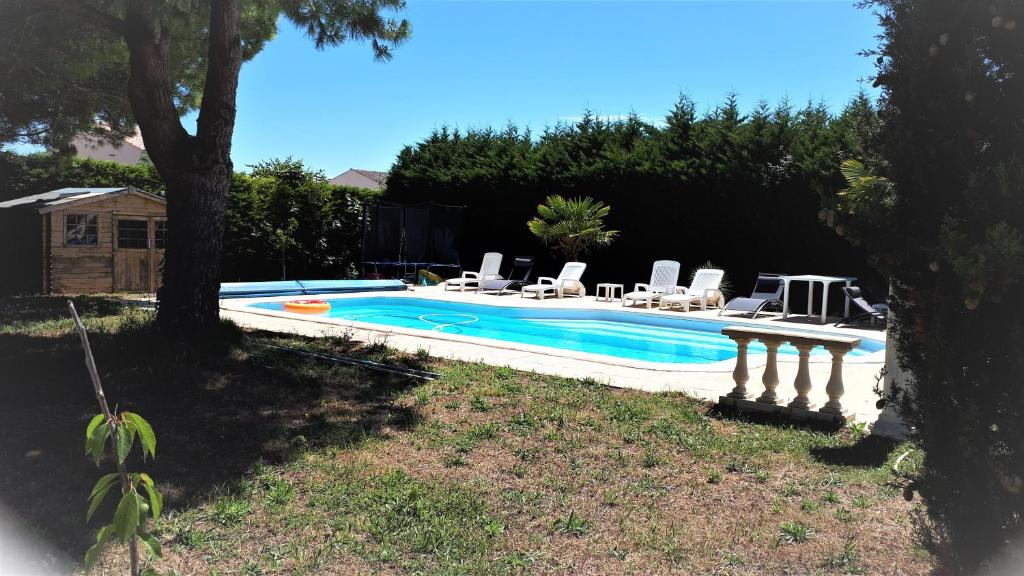 Gîte 3 étoiles 300m plage piscine privée grand jardin photo 4