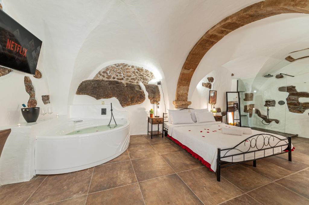 ROMANTIC LOFT WITH JACUZZI IN THE CASTLE, Sassari
