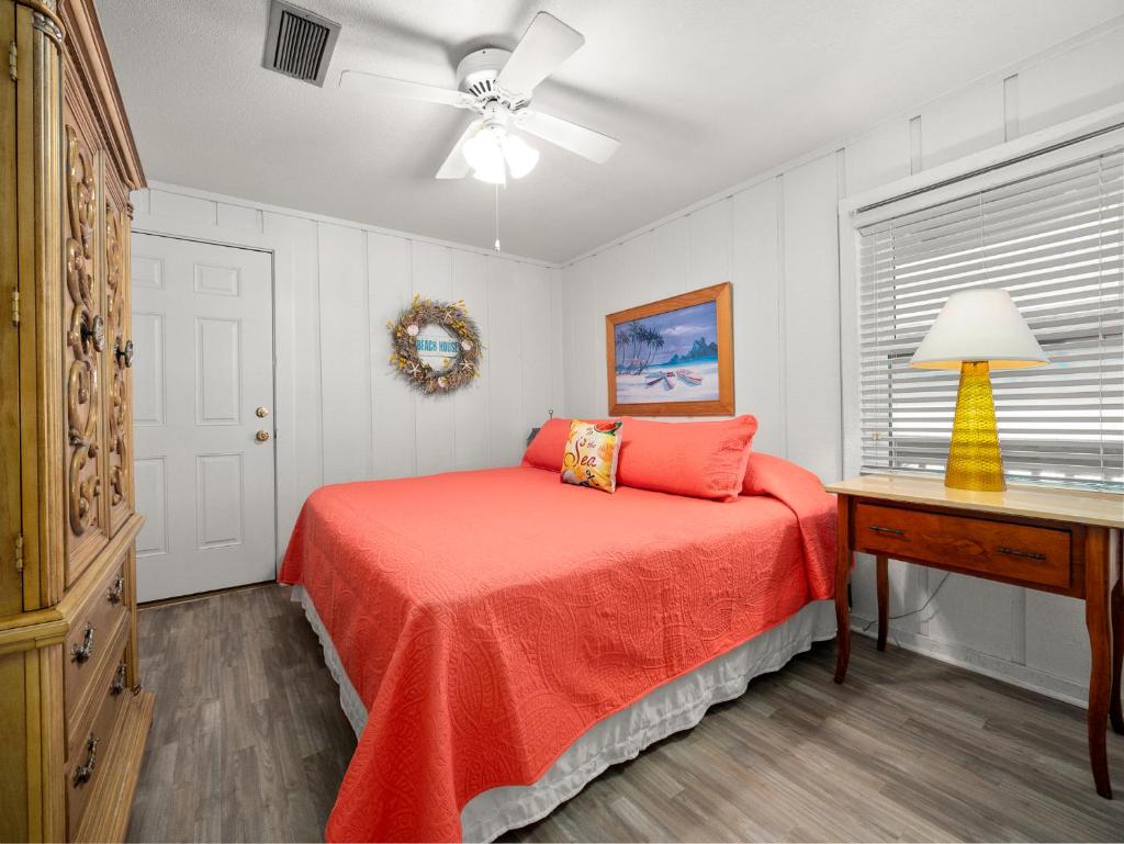 Cozy Cottage, 3 Bedrooms, Sleeps 6, Ocean Front, Pet Friendly, WiFi photo 1