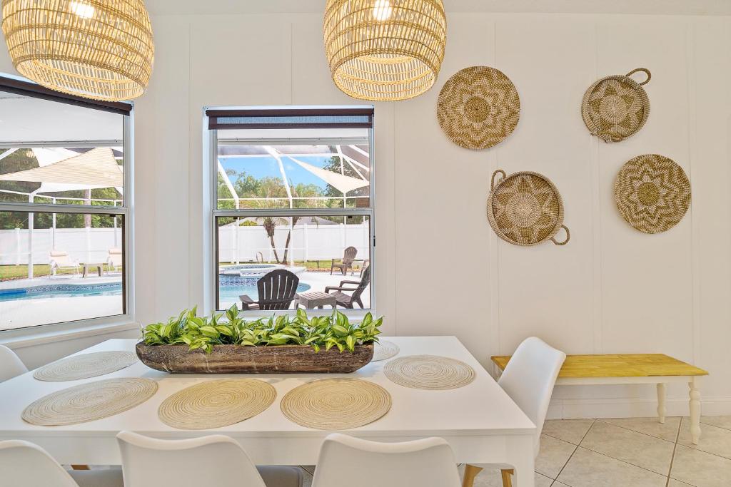 VILLA LAS PALMAS Beautiful Fenced-in Pool Home with Spa- Sleeps 8 photo 3
