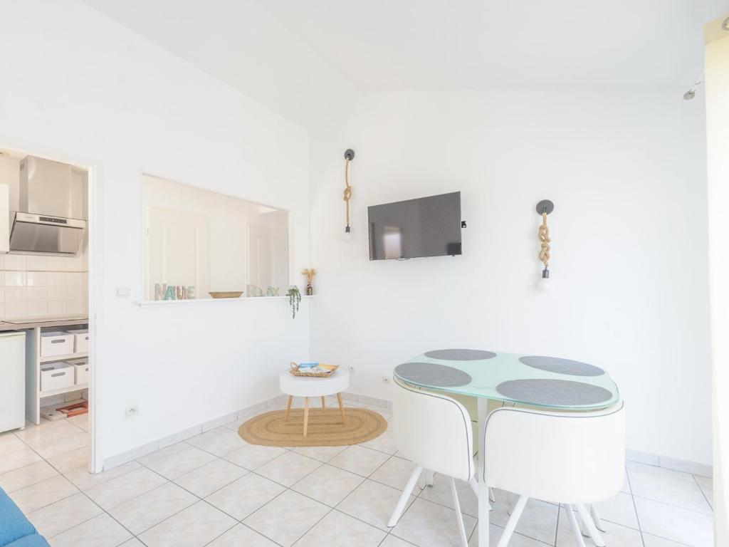 Appartement La Jarne, 2 pièces, 4 personnes - FR-1-535-35 photo 2