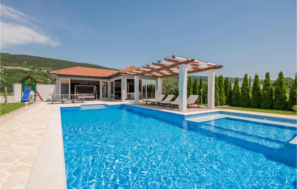 Awesome Home In Prolozac With 4 Bedrooms, Wifi And Sauna