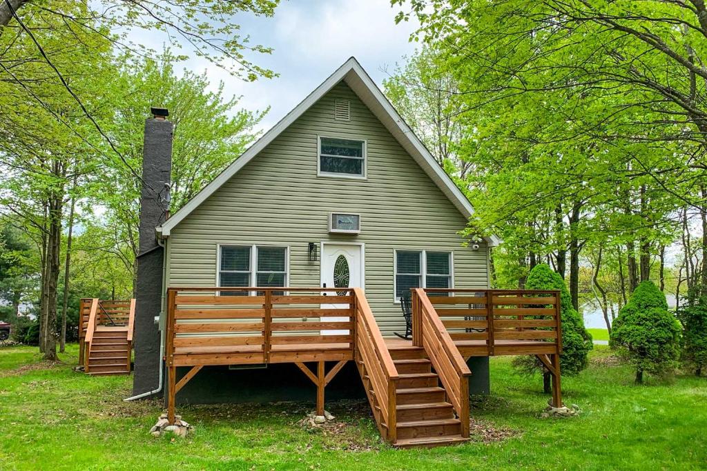 Pet-Friendly Long Pond Abode Near Lakes and Resorts! photo 2