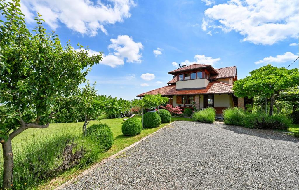Amazing Home In Gornji Kneginec With Wifi, 2 Bedrooms And Jacuzzi photo 1