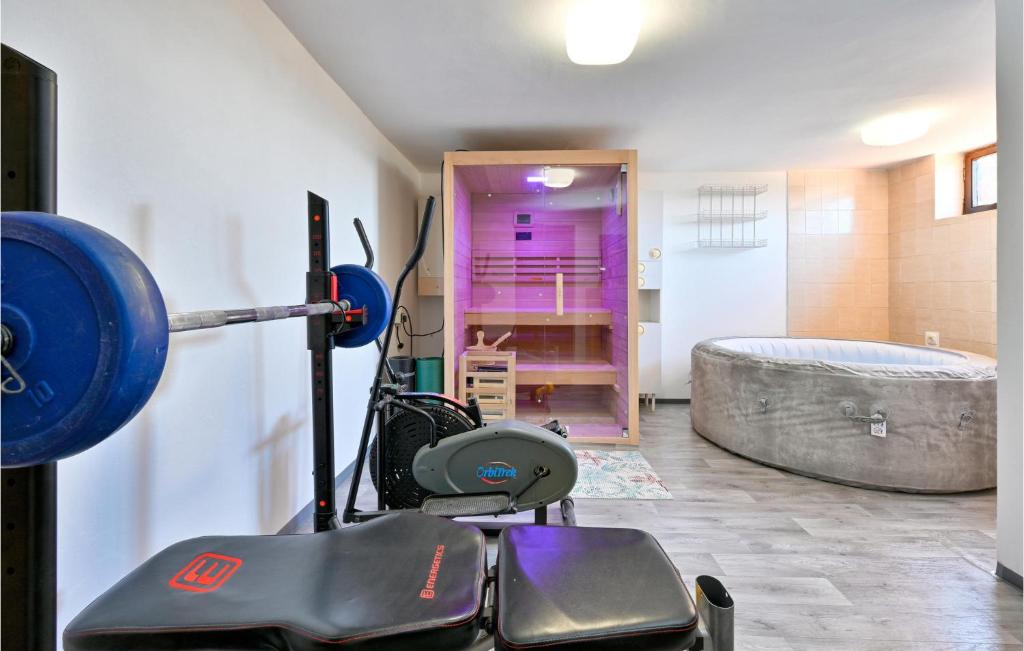 Awesome Home In Kneginec With 2 Bedrooms, Sauna And Outdoor Swimming Pool photo 3