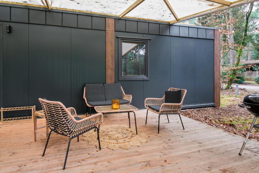Cosy 4 pers chalet midden in bos op de Veluwe photo 4