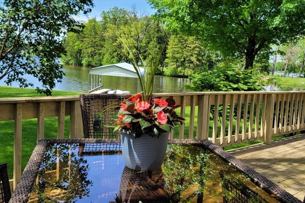 Large 1 BR Cottage, KING BED on the Lake image