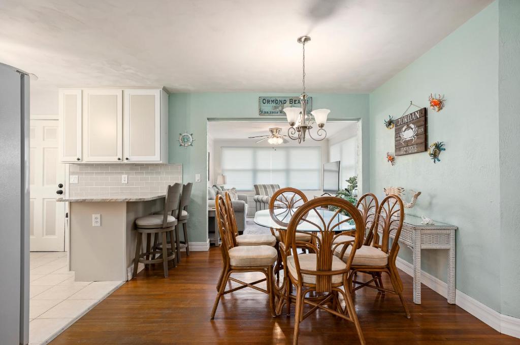Plaza Cottage, 2 Bedrooms, Walk to the Beach, Sleeps 6 photo 4