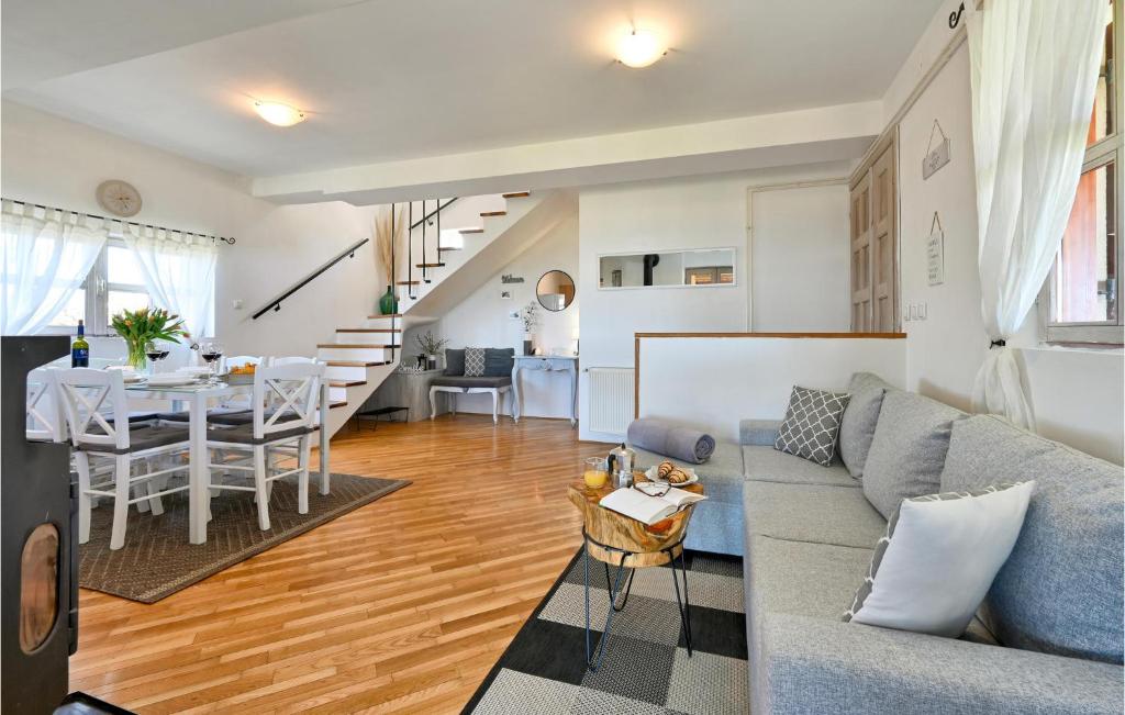 Amazing Home In Gornji Kneginec With Wifi, 2 Bedrooms And Jacuzzi photo 4