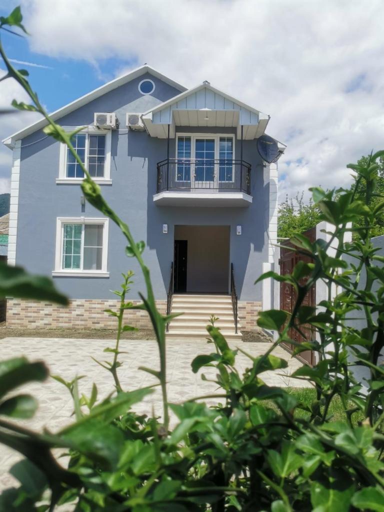Golden House photo 3