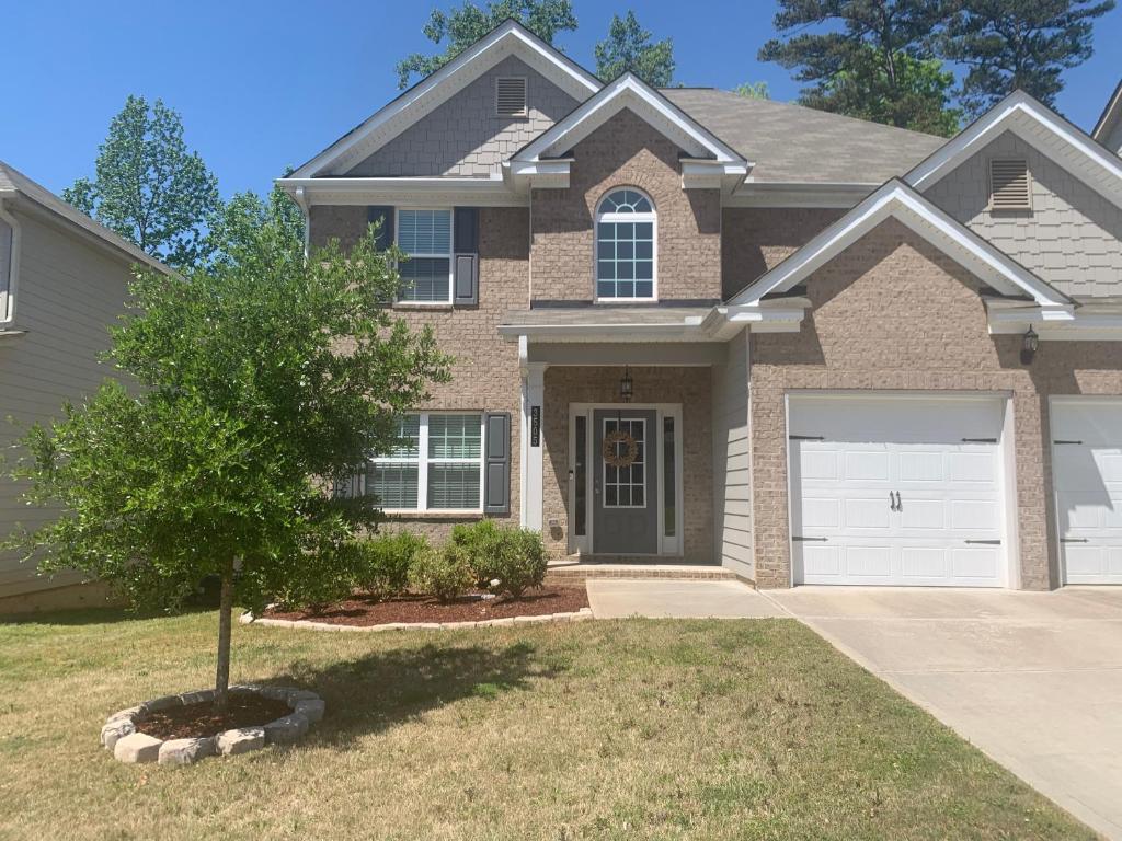 Private, quiet, immaculate bachelor pad with free parking on site image