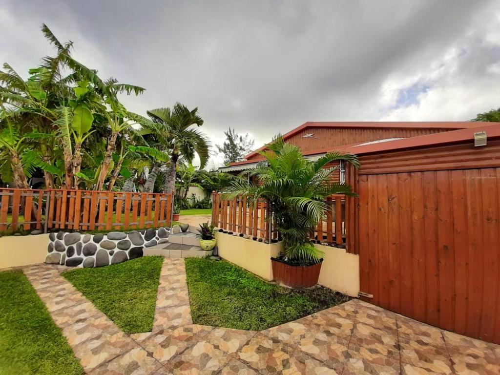 Chalet de 2 chambres avec jardin clos et wifi a Saint Joseph photo 1