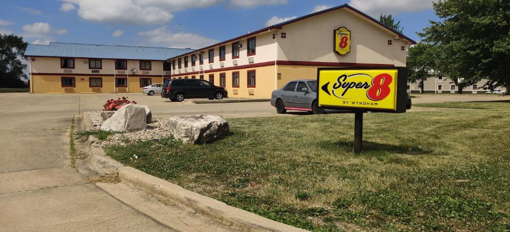 Super 8 by Wyndham Champaign image