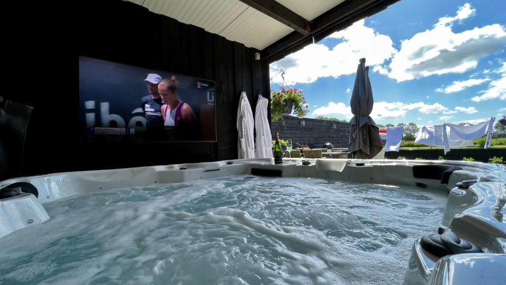 PUUR Eastermar - monumentaal, authentiek en luxe koetshuis aan open vaarwater met jacuzzi photo 4