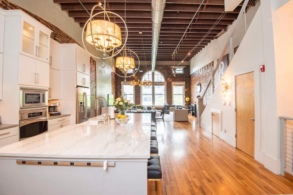 Largest Rooftop w Firepit - Vaulted LUXE Penthouse