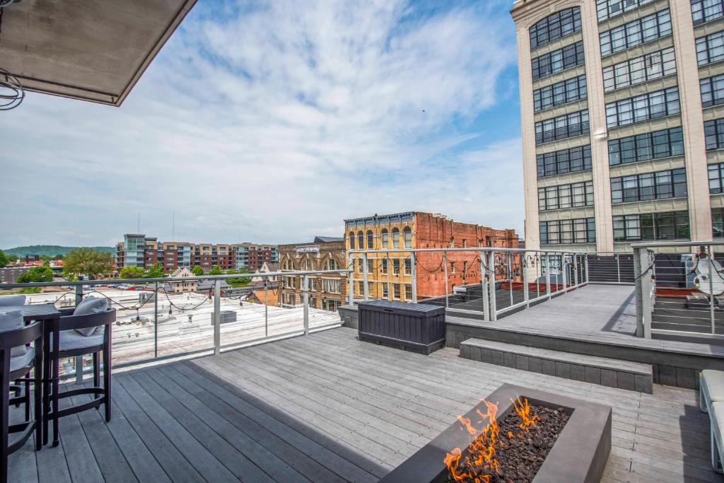 Largest Rooftop w Firepit - Vaulted LUXE Penthouse photo 2
