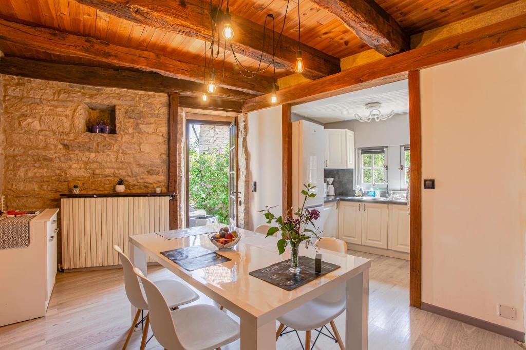 Maison en pierres au coeur du village médiéval de Villeneuve photo 2
