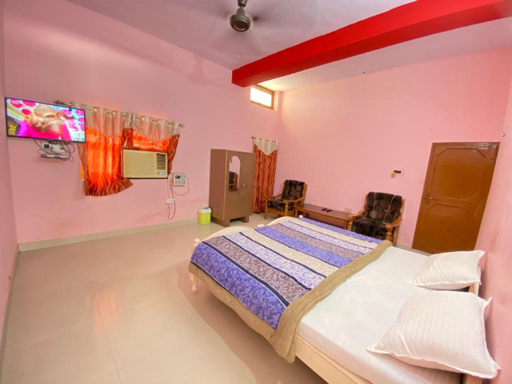Hotel Shri Mahant Orchha 5 mint Walking from Ram Raja Temple