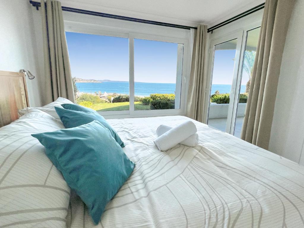 Puerto Velero Primera Línea Primer Piso con Jardín, Piscina y Playa! 2pax photo 1