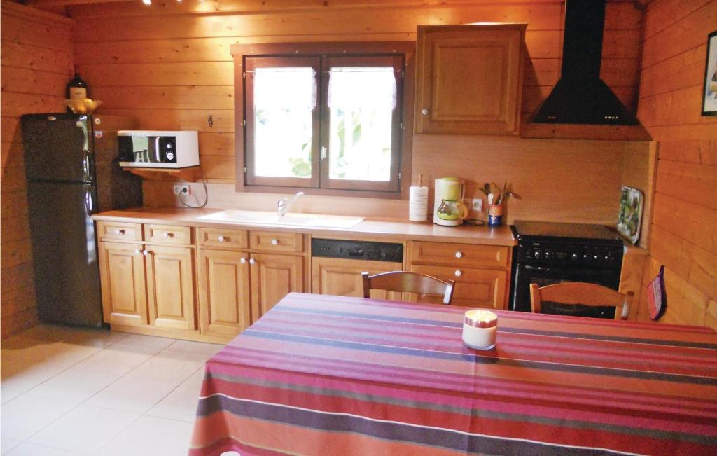Nice Home In Sceau-saint-angel With 3 Bedrooms, Private Swimming Pool And Outdoor Swimming Pool photo 2